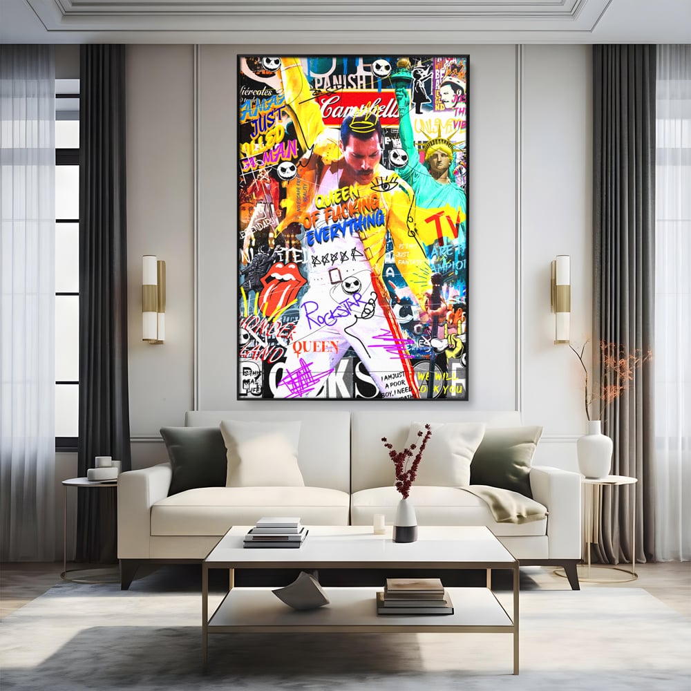 Tablou canvas cu tablou canvas cu freddie mercury stil grafitti, in rama de aluminiu negru, pe perete intr-un living